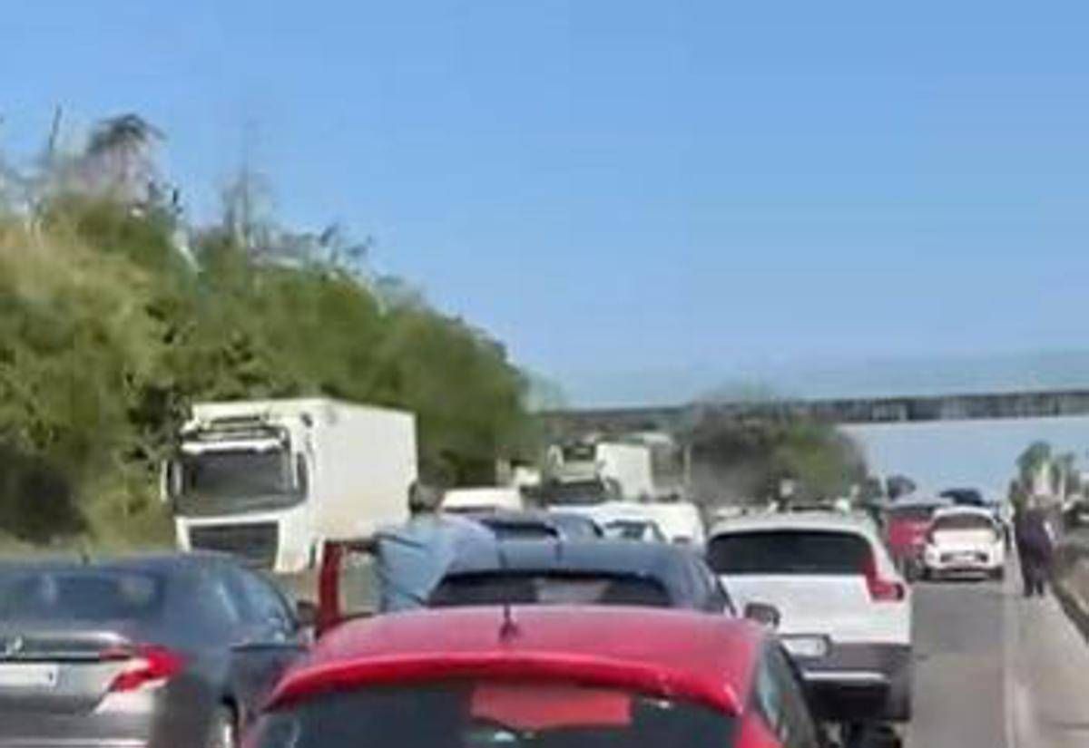 Tamponamento tra 4 auto, traffico in tilt sulla Pontina e mattinata di code - 