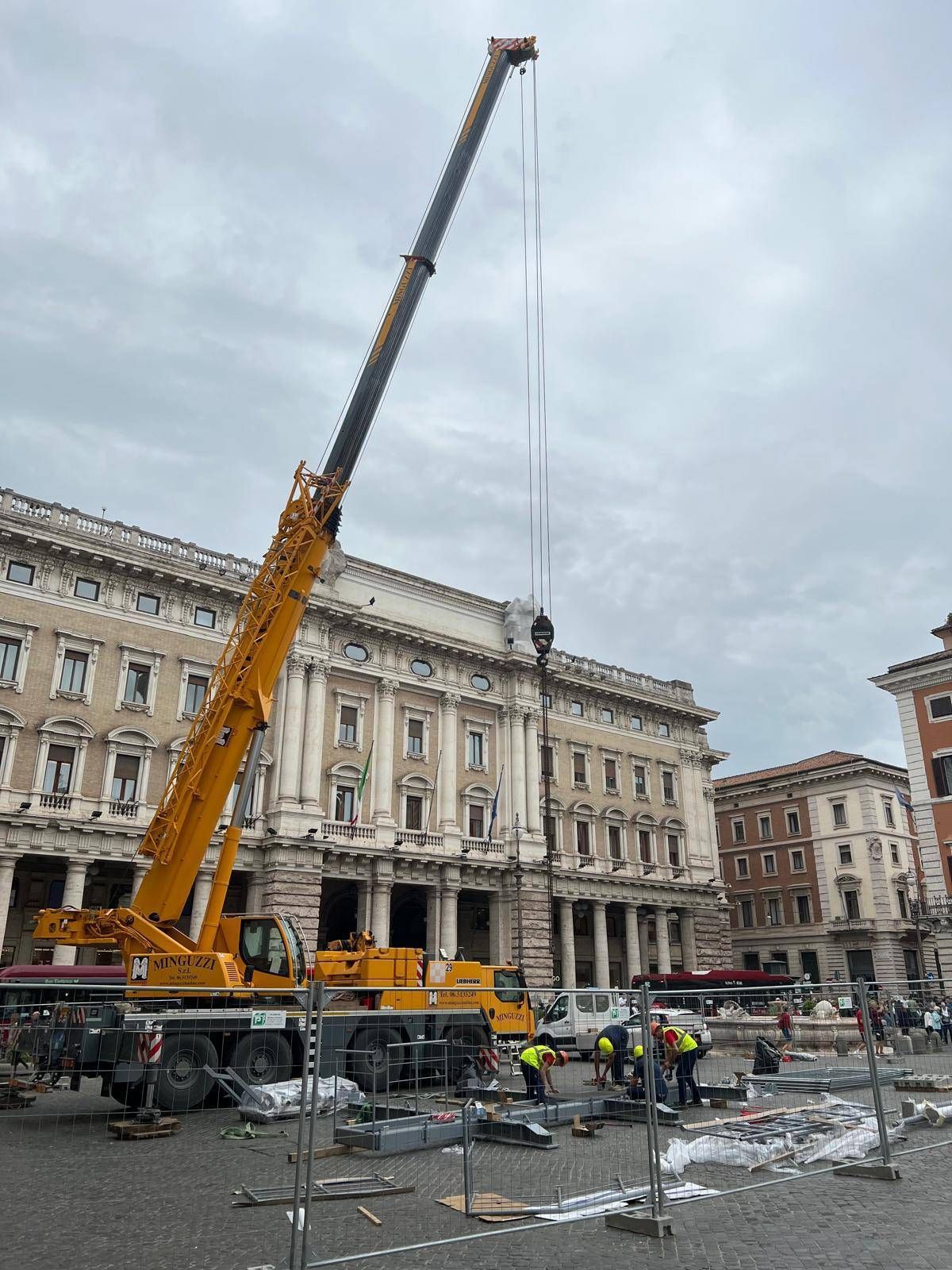 Maxi gru al lavoro, presto tre pennoni a Palazzo Chigi modello Torrino del Quirinale - 