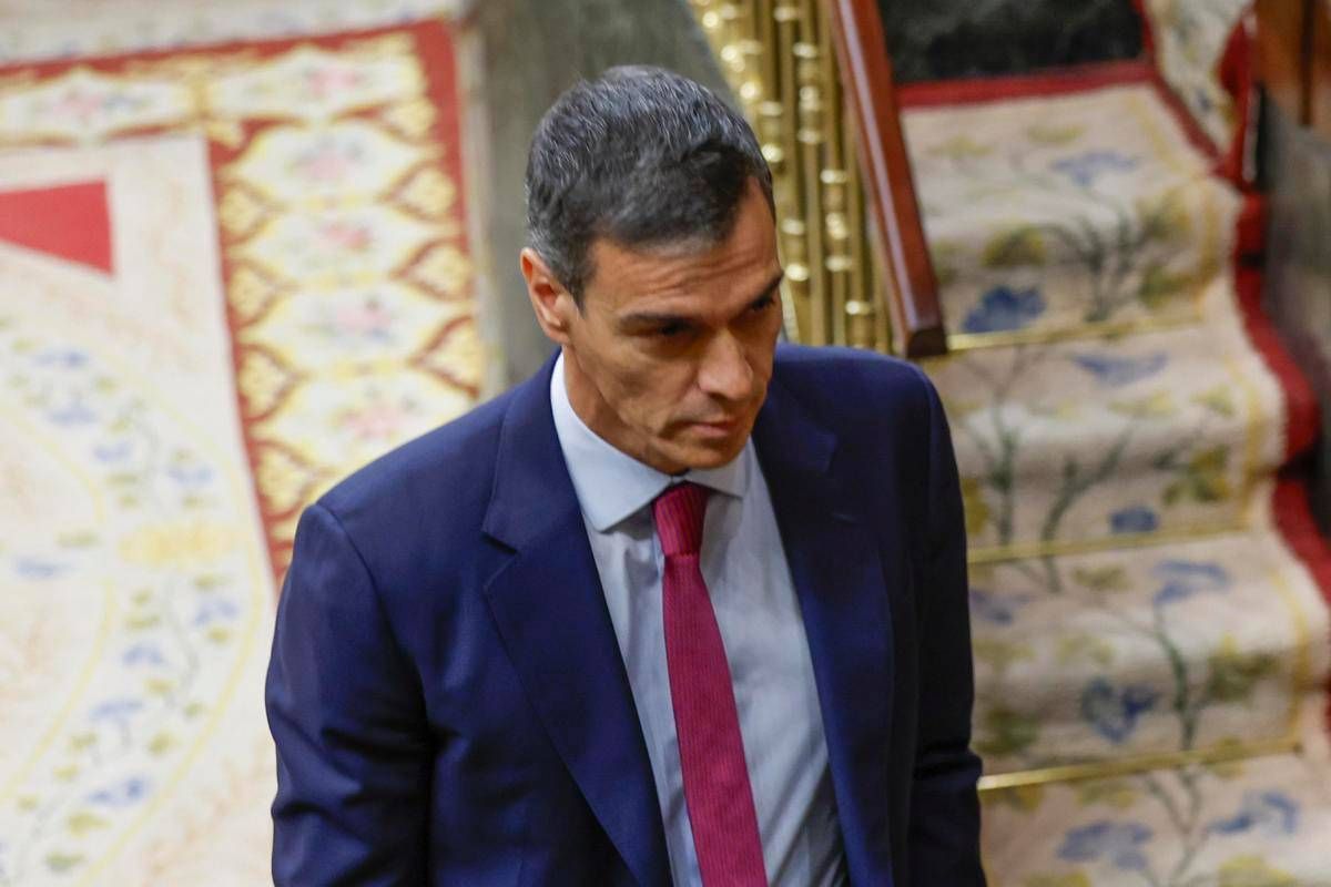 Moglie e fratello indagati, tra proteste e perquisizioni il giugno difficile di Sanchez - 
