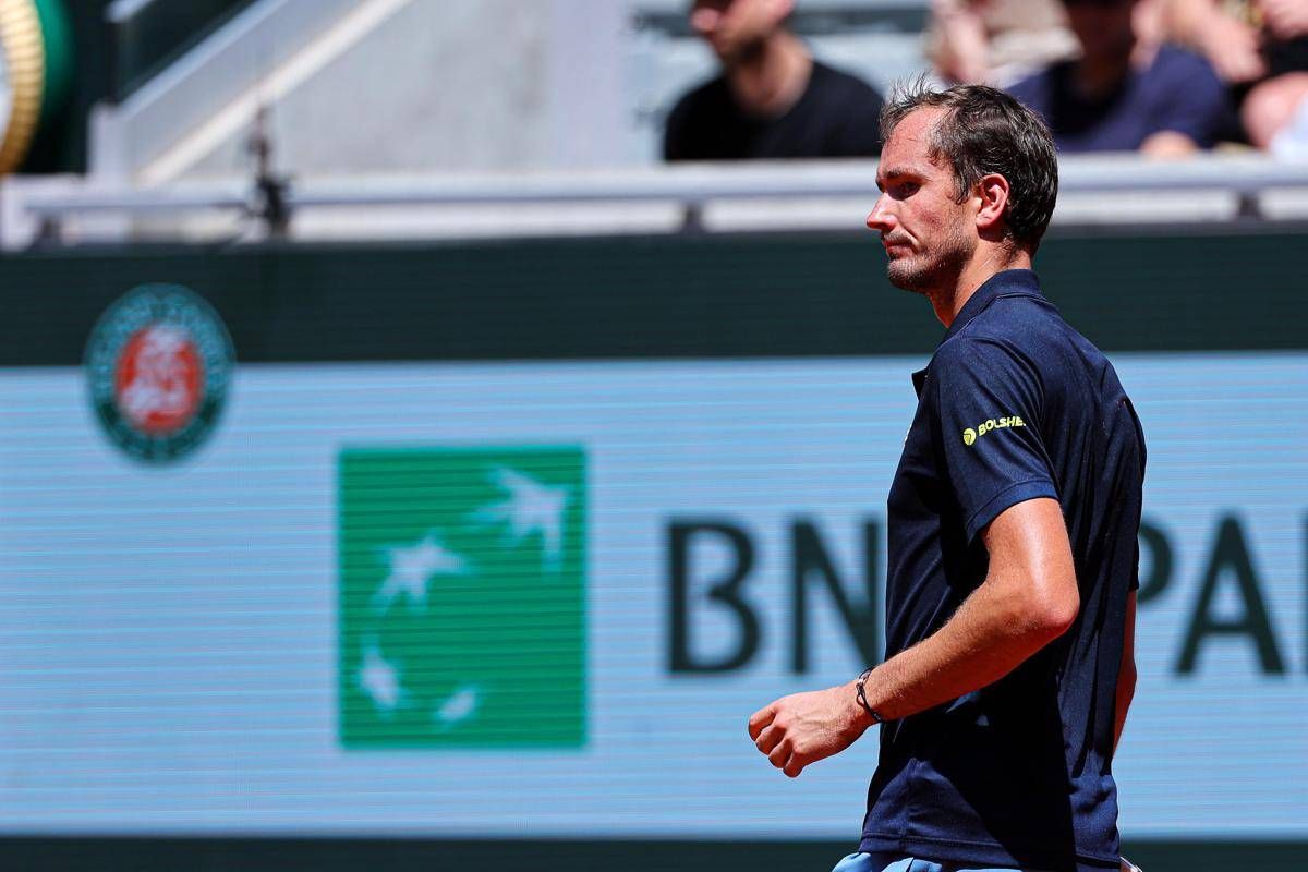Sorpresa al Roland Garros, Medvedev subito eliminato: niente big match con Sinner in semifinale - 