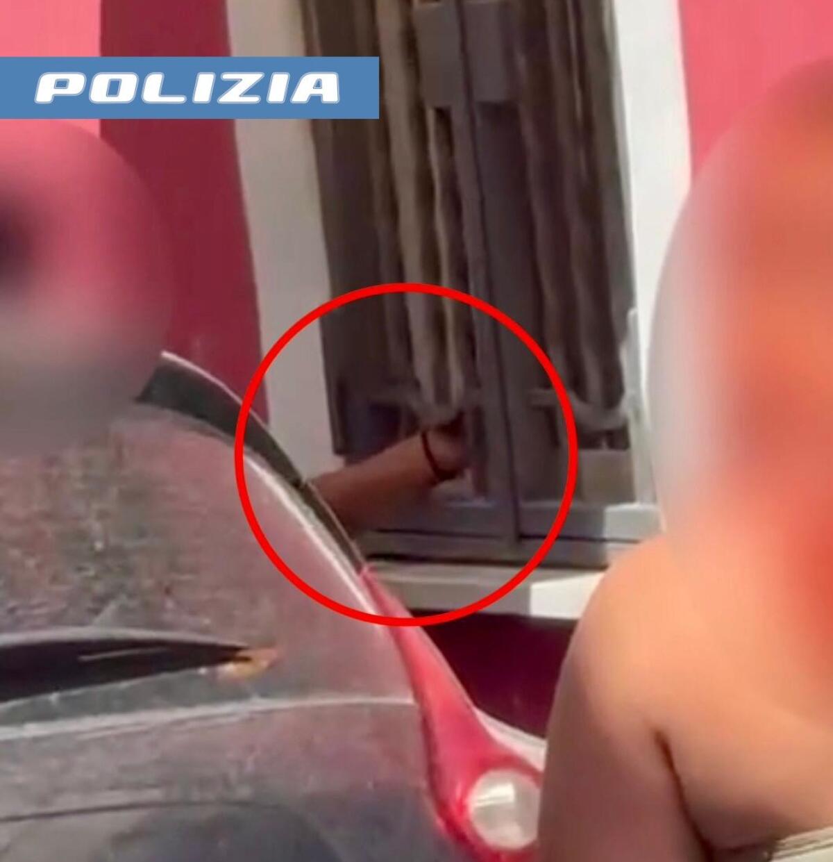 Polizia di Catania smaschera pusher in arresti domiciliari mentre spaccia da casa - 