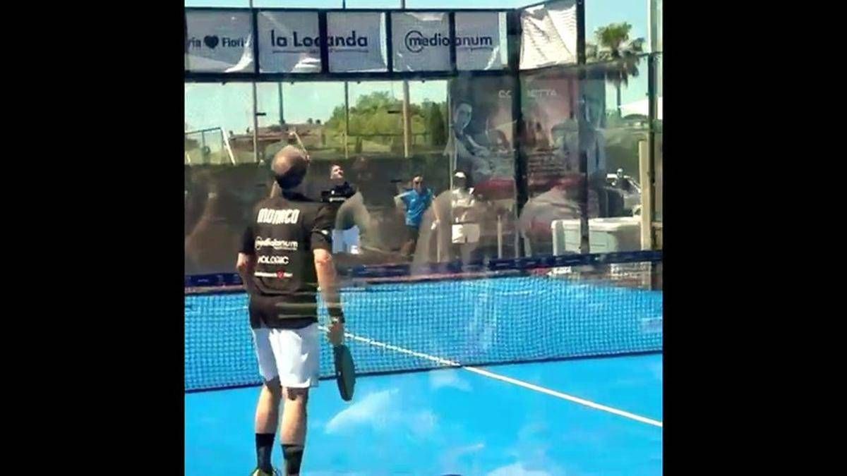 Totti torna in campo (per il padel), team giallorosso con Cerci - 