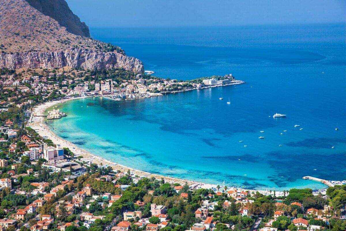 Il Comune di Palermo introduce una nuova area pedonale e ZTL a Mondello per l'estate 2023 - 