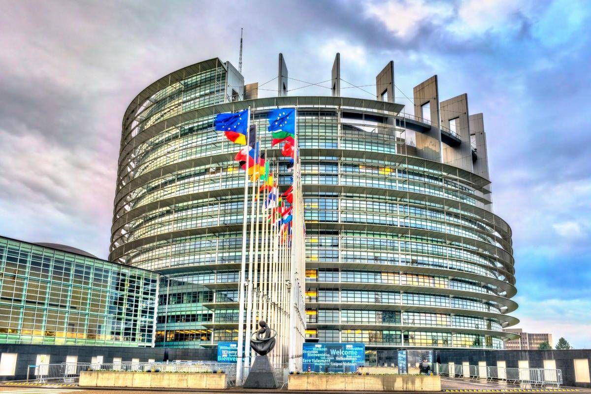 Eurocamera, sì al voto per delega per le deputate incinte o neo-madri - 