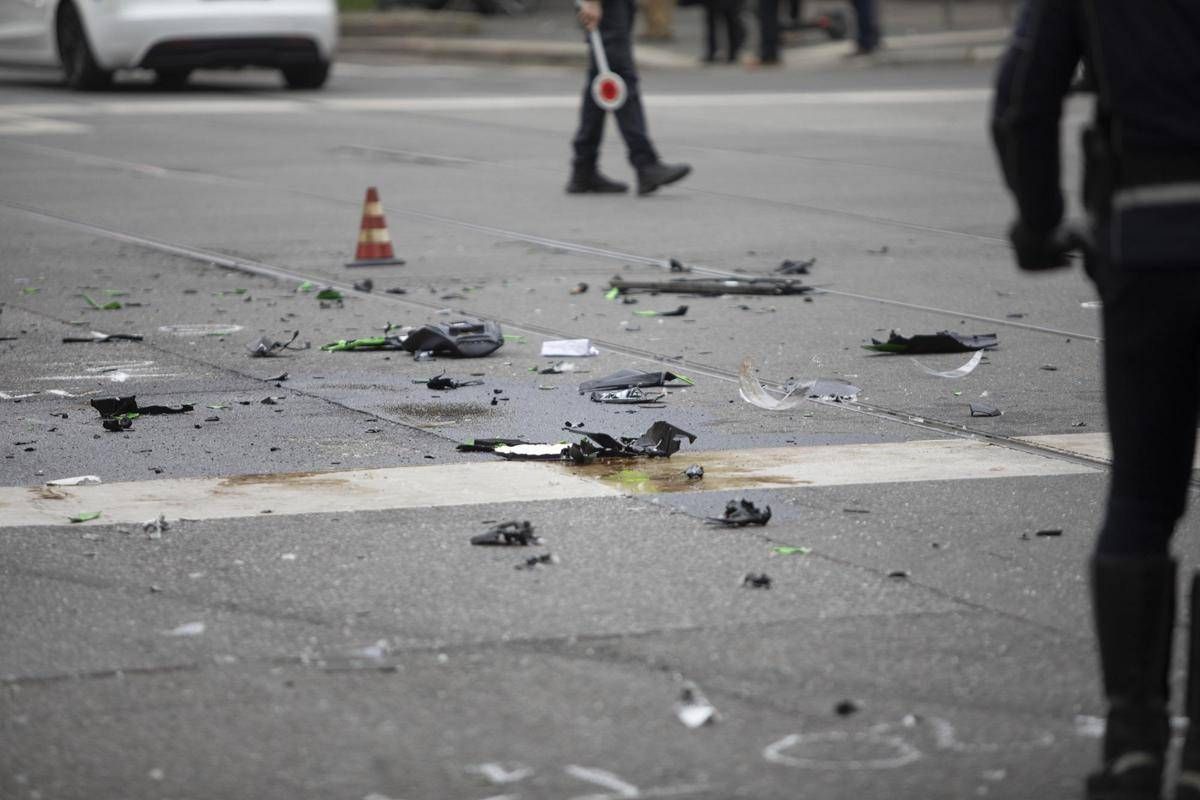 Scontro tra auto e moto a Milano nella notte, morto un 21enne