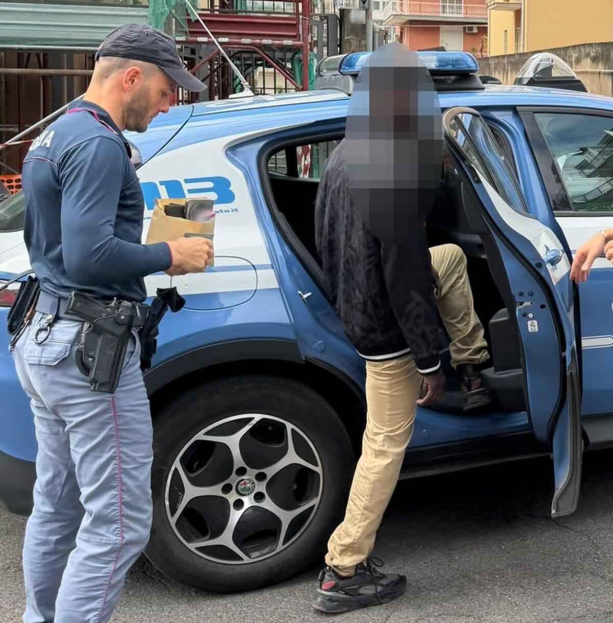 Polizia di Catania smantella rete di lavavetri molesti: quattro denunciati per estorsione. - 