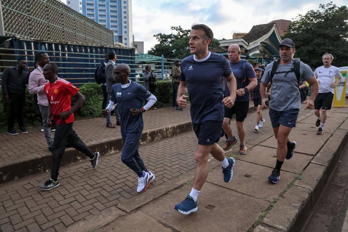 Sorpresa a Nairobi: Macron corre con Kipchoge, leggenda della maratona - 