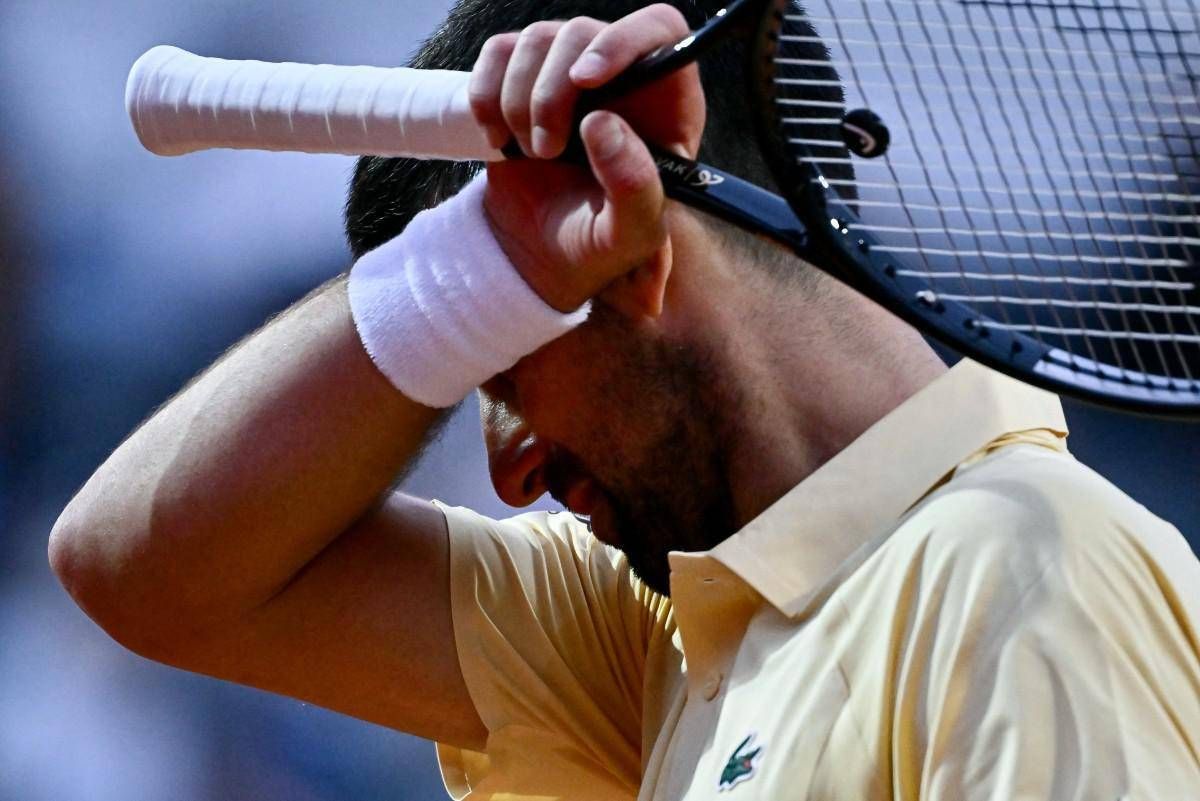 Roland Garros, tifosi Djokovic gridano al complotto: "Perchè Sinner gioca la sera?" - 