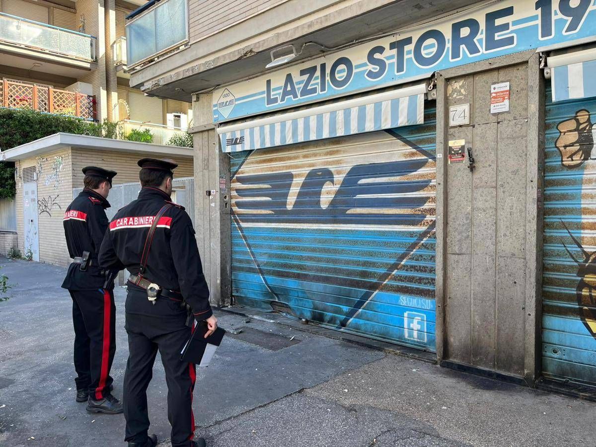 Ostia, bomba carta davanti a Lazio store: acquisite immagini da telecamere di videosorveglianza - 