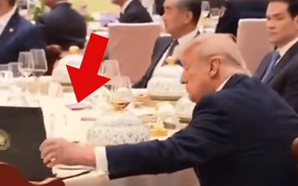 Trump apre il taccuino di Xi al banchetto di Stato, la 'sbirciatina' diventa virale - 