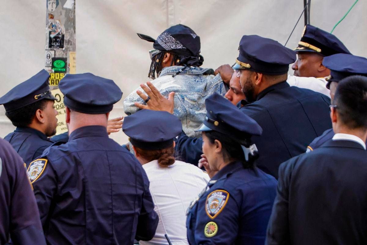 Met Gala, proteste contro Jeff Bezos: arrestato manifestante - 