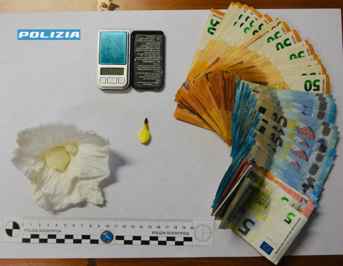 Arrestato a Ragusa un 24enne per spaccio: la Polizia sequestra crack e denaro contante - 