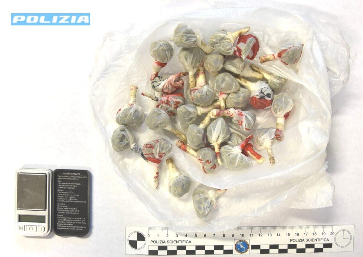Polizia di Ragusa Arresta Ventiduenne per Spaccio di Marijuana e Sequestra 54 Grammi di Sostanze Stupefacenti - 