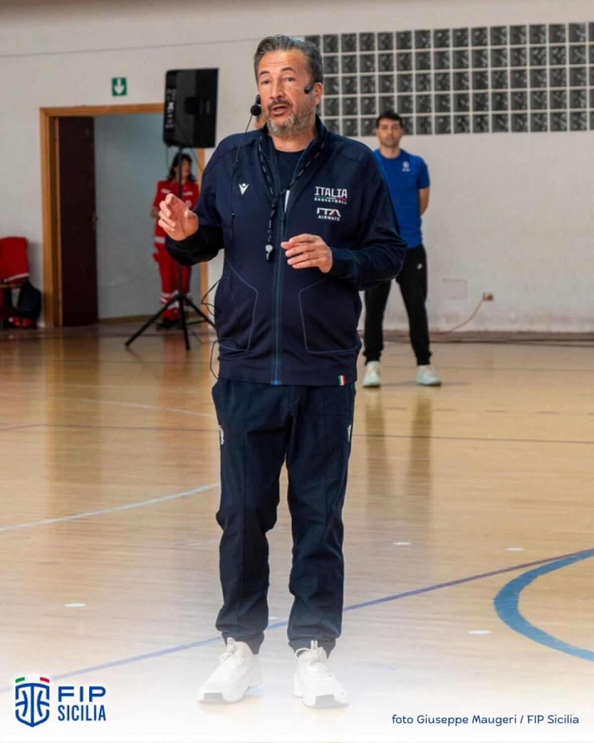 Luca Banchi stimola la crescita del movimento cestistico siciliano con clinic al PalaVolcan e PalaTreSanti, secondo FIP Pallacanestro - 