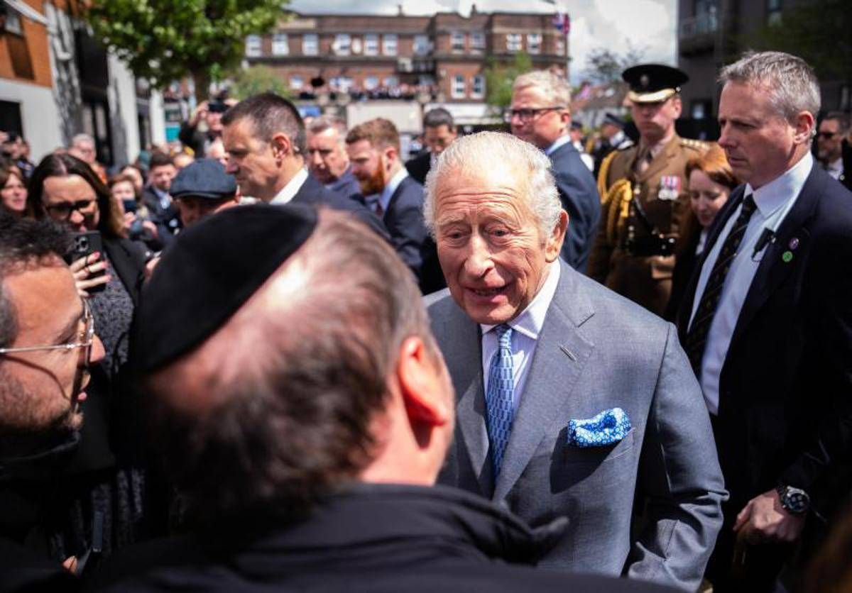 Londra, re Carlo incontra le vittime dell'attacco al quartiere ebraico Golders Green - 