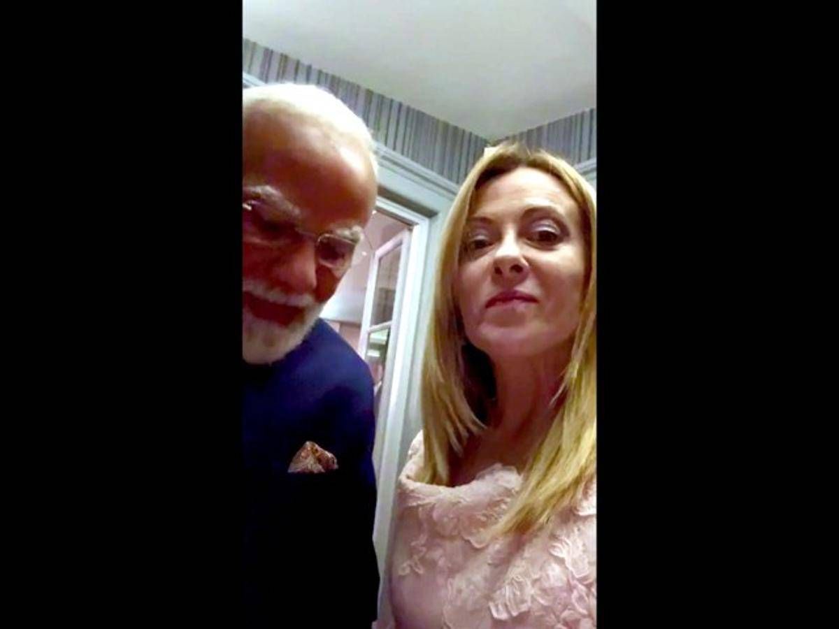 Meloni, Modi e le caramelle Melody: il regalo alla premier - 