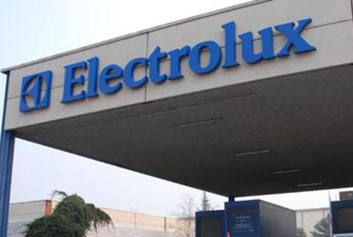 Electrolux, annuncia 1.700 esuberi in Italia e chiude lo stabilimento di Cerreto d'Esi - 