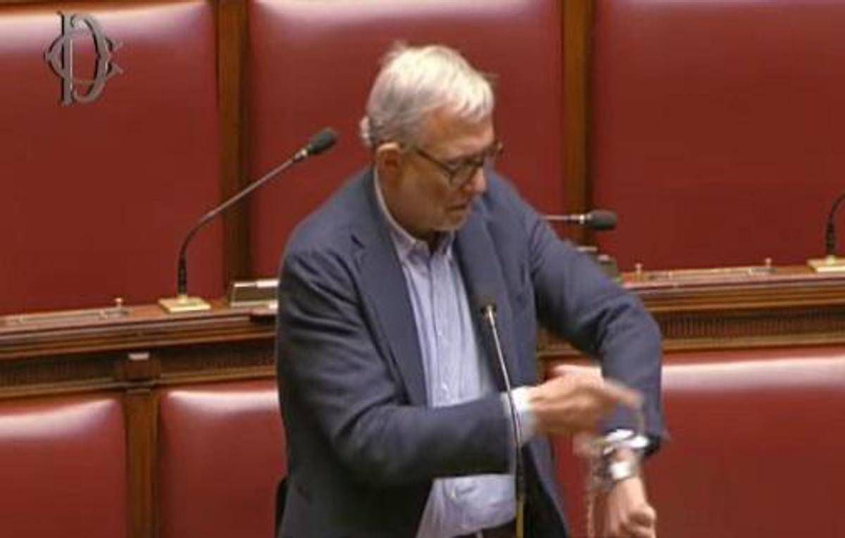 Giachetti si ammanetta al banco della Camera: "Io in Aula finché maggioranza non sblocca Vigilanza Rai" - 