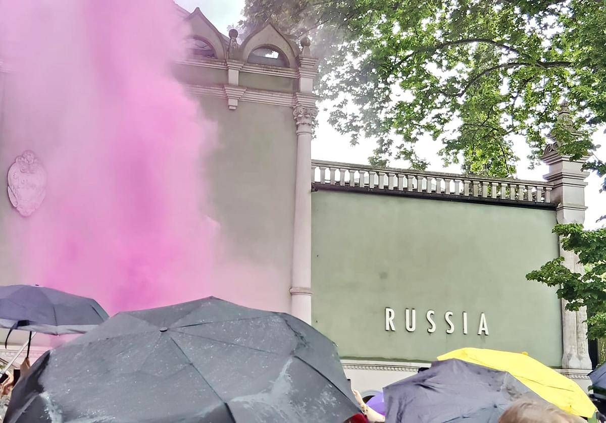 Biennale Arte, blitz delle Pussy Riot al padiglione russo: lanciati fumogeni - 