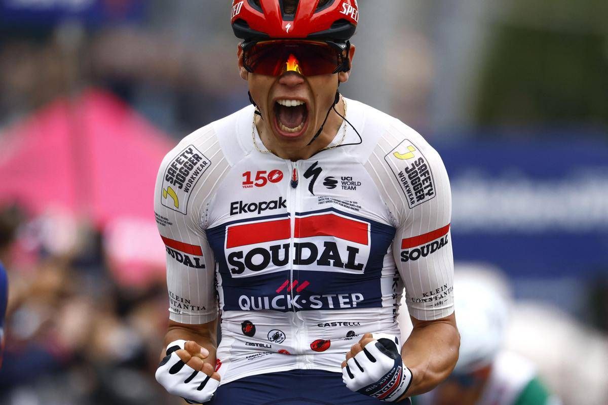 Giro d'Italia, prima tappa in volata a Magnier. Caduta di gruppo in vista del traguardo - 