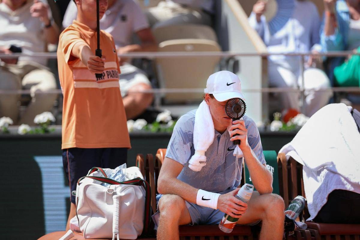 Sinner, crollo fisico al Roland Garros per una 'cascata fisiologica': cosa è successo - 