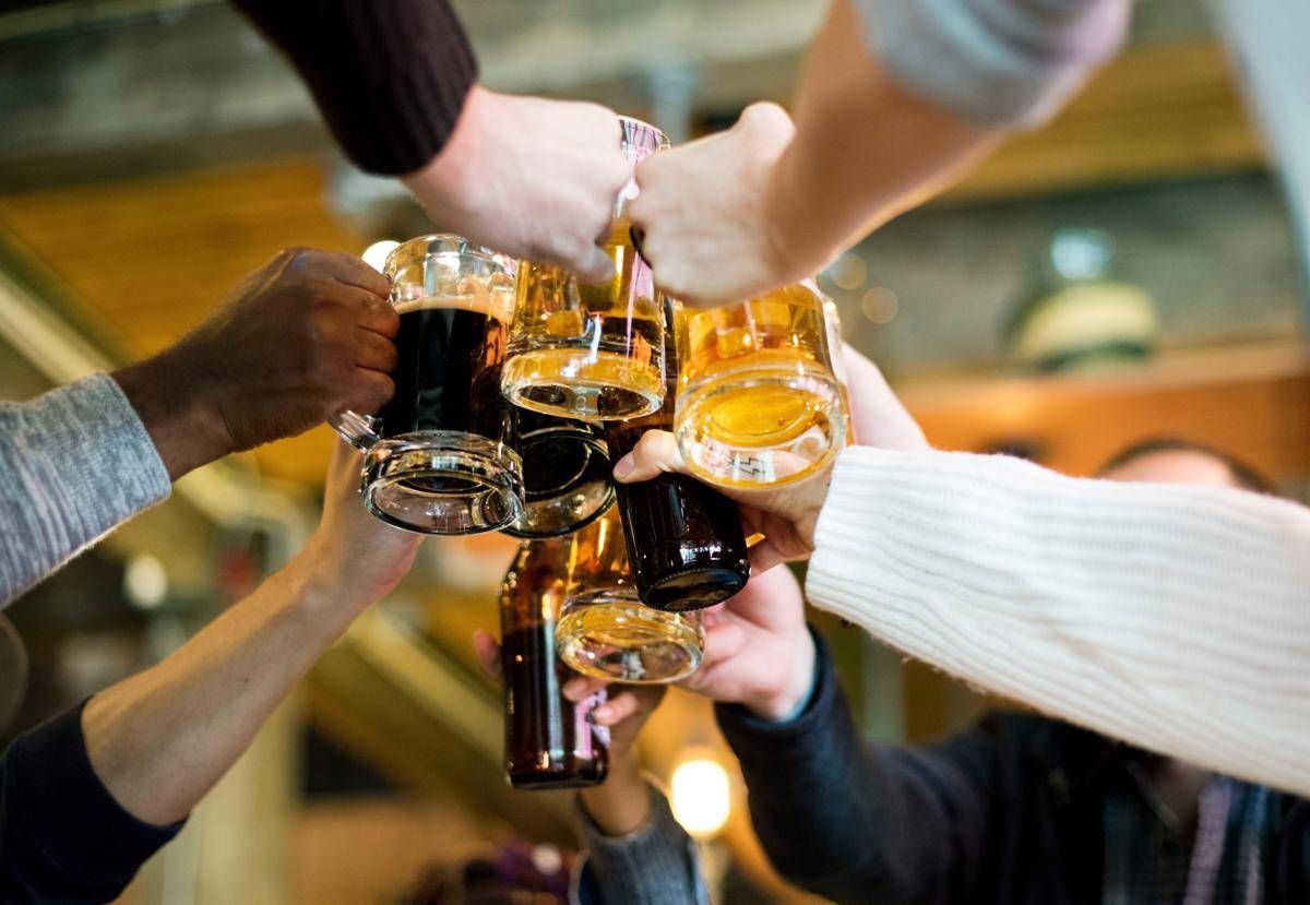 "Troppi voli dirottati a causa di passeggeri ubriachi", Ryanair chiede di vietare l'alcol negli aeroporti al mattino - 