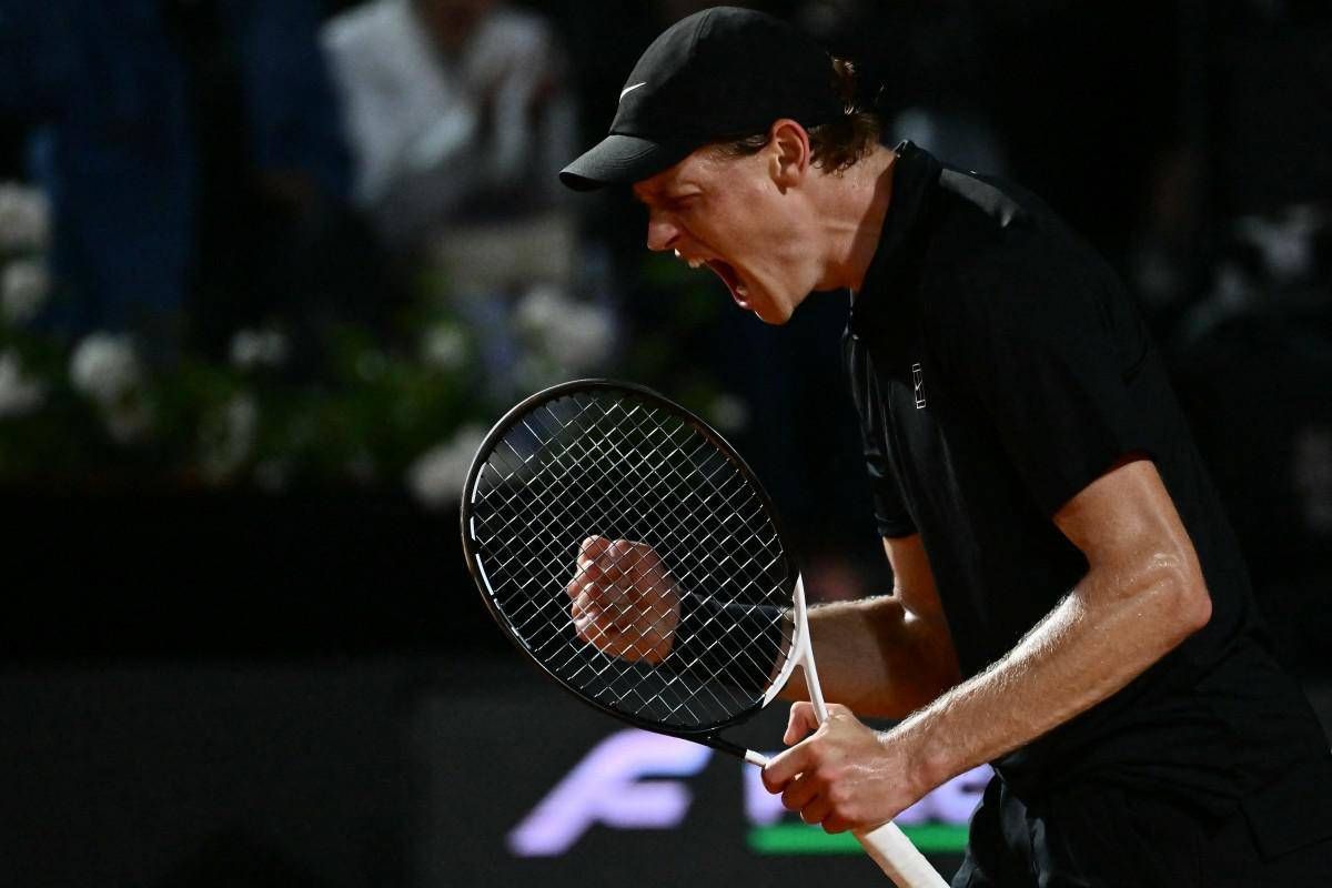 Sinner più forte della pioggia, Medvedev ko in tre set e due giorni: è finale a Roma - 