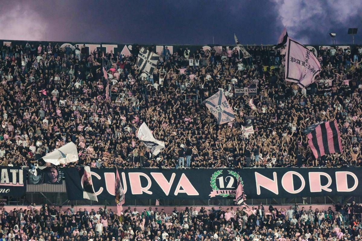 Petardi in campo, rissa e ospiti scortati fuori: caos in Palermo-Catanzaro - 