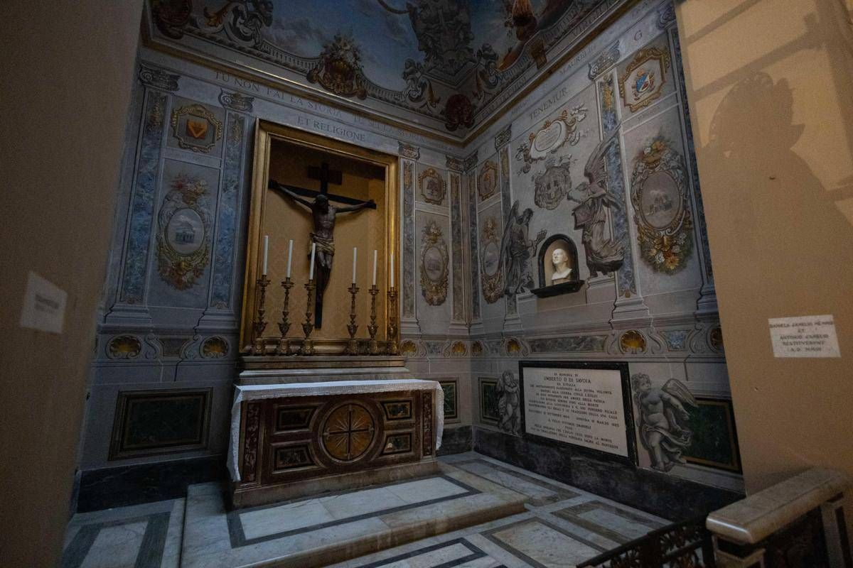 Angelo di San Lorenzo in Lucina, nuove polemiche: ora somiglia a Marina Berlusconi? - 