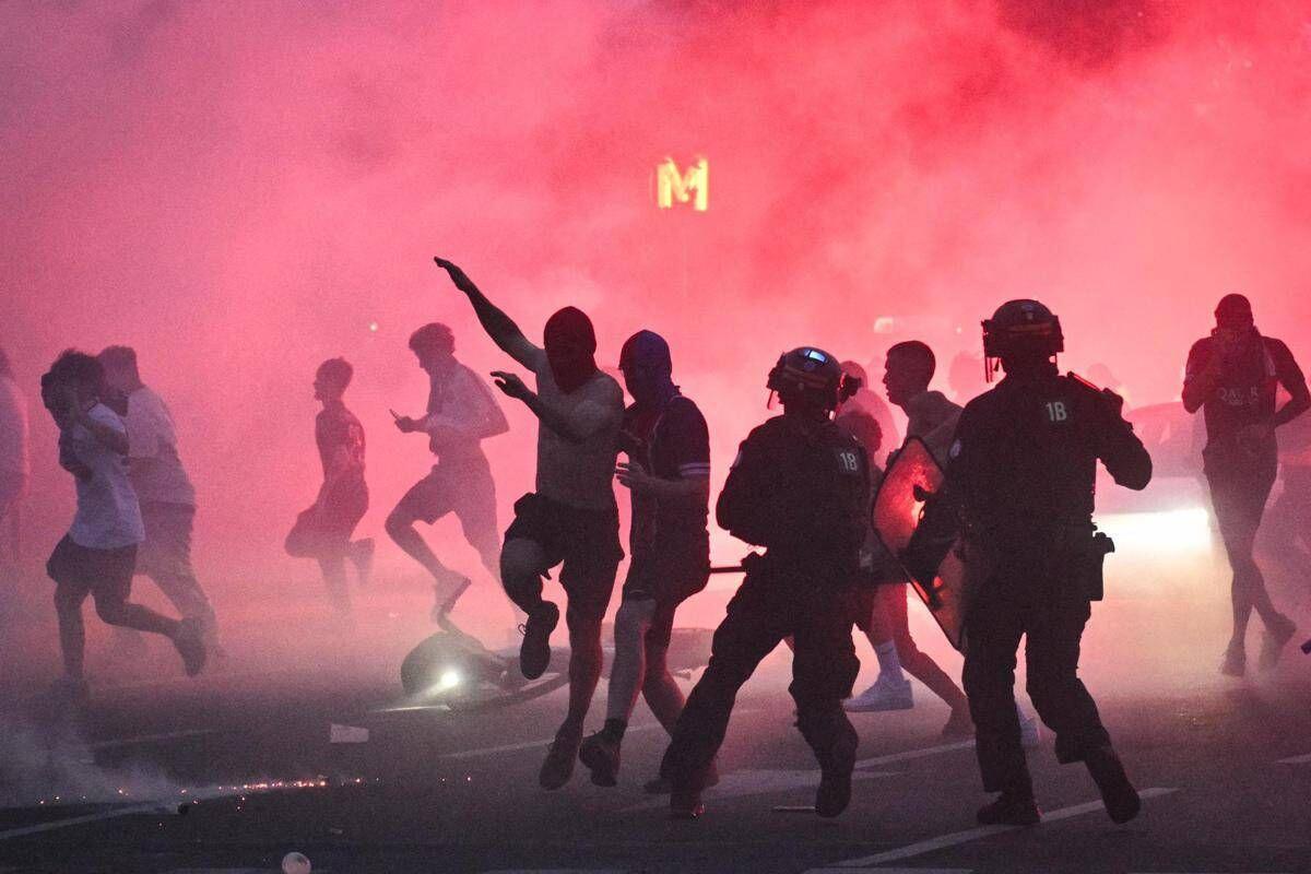 Francia, scontri dopo la vittoria del Psg in Champions: oltre 280 arresti a Parigi - 