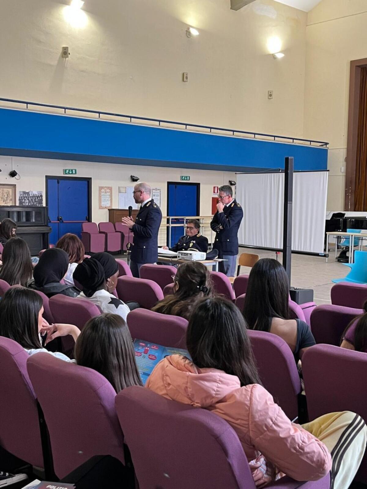Formazione sulla Prevenzione del Revenge Porn: L'impegno della Polizia di Catania nelle Scuole - 