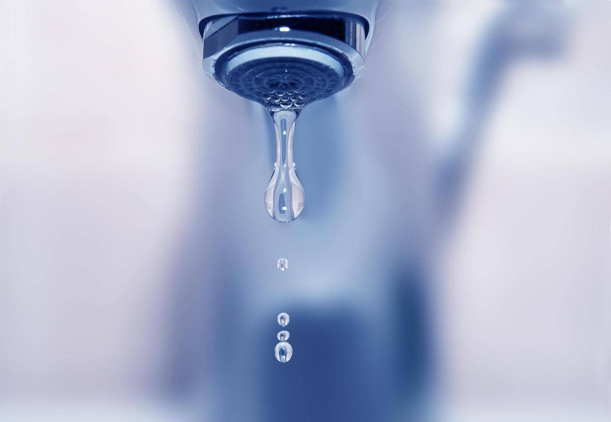Salute, l'esperto: "Bere acqua fa bene anche ai denti e al sorriso" - 