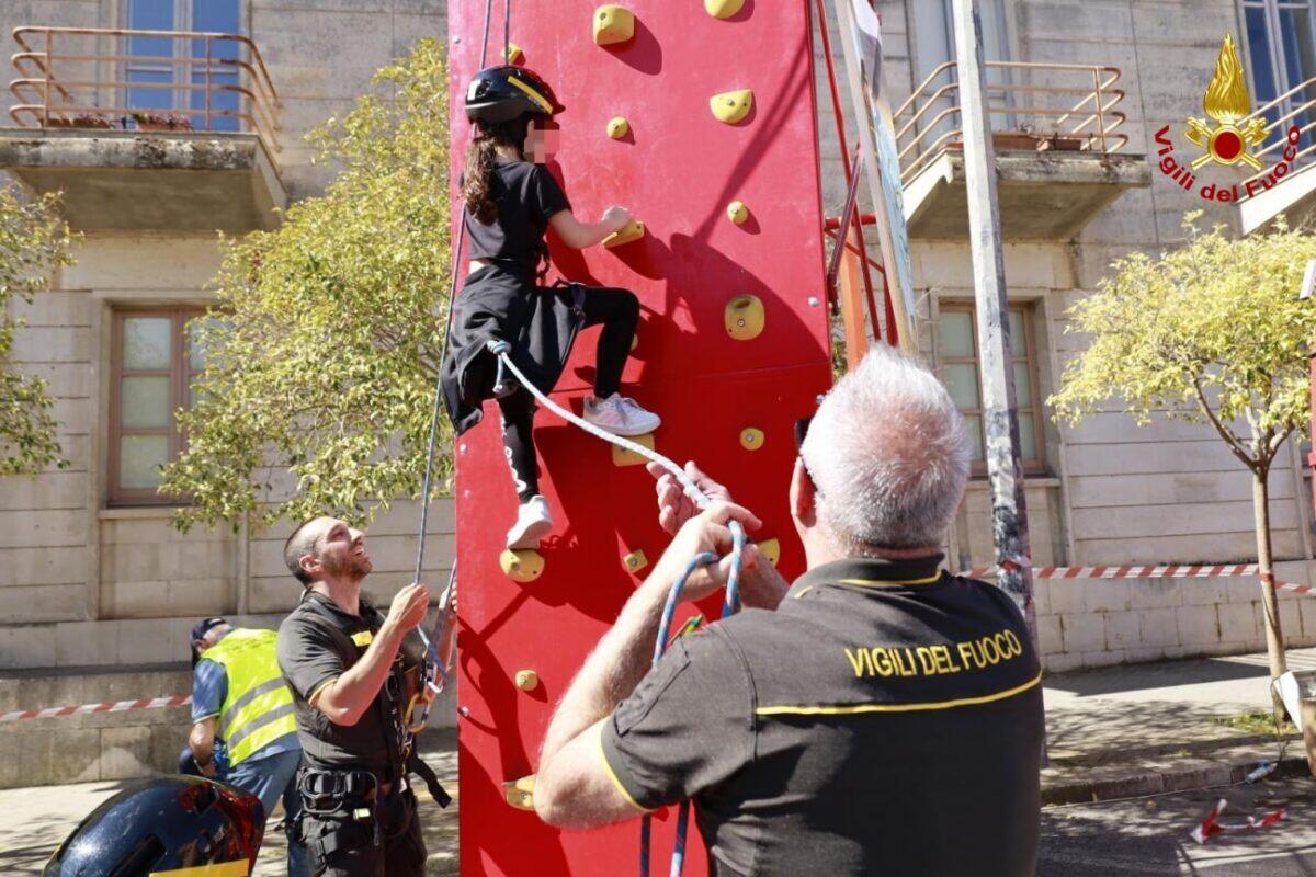 Vigili del Fuoco in prima linea per la sicurezza: successo della manifestazione a Ragusa - 