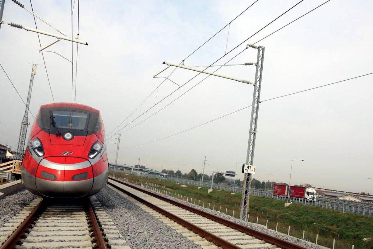 Milano-Bologna, ritardi fino a 2 ore per treni alta velocità: presenza di persone sui binari - 