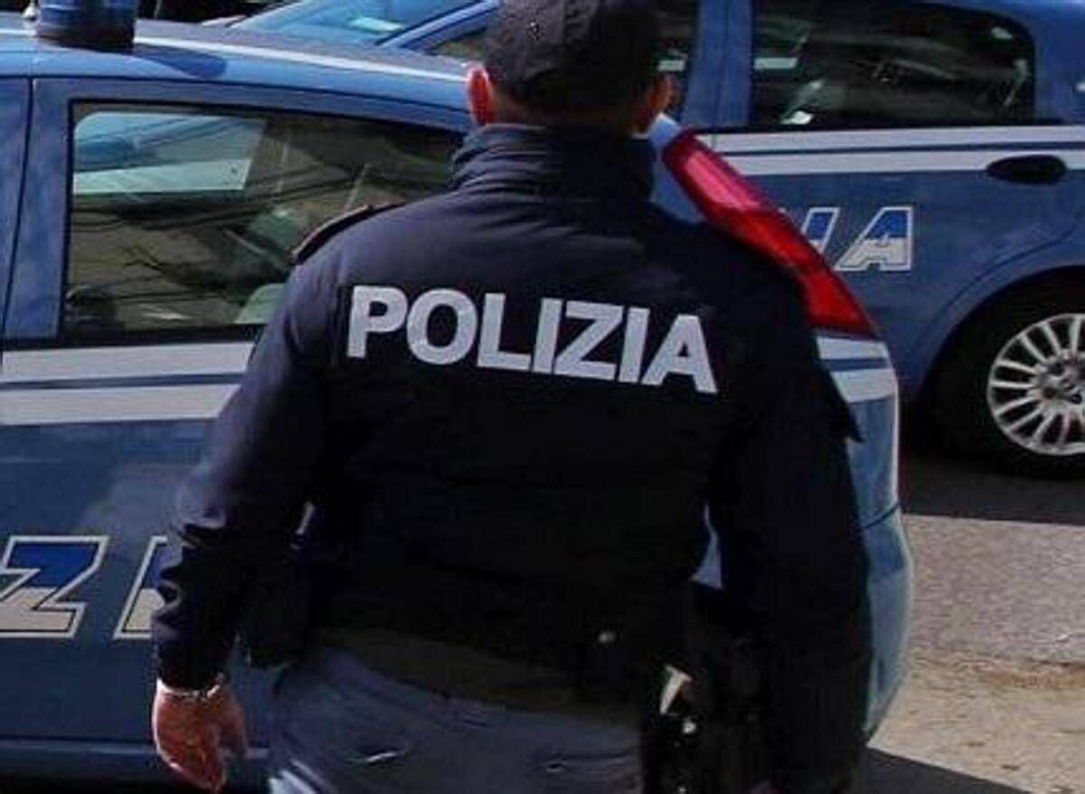 Inseguimento a Ostia, auto in fuga dalla polizia investe due ragazze - 