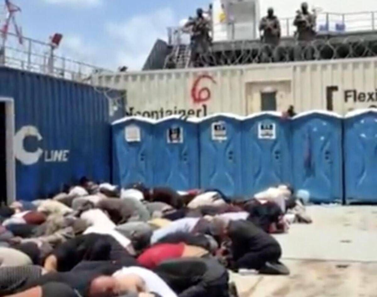 Flotilla, attivisti legati e inginocchiati: il video di Ben Gvir diventa un caso. Ira di Mattarella e del governo: "Violazione del diritto, Israele ha superato linea rossa" - 
