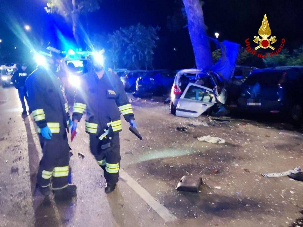 Auto contro albero a Forlì, morte due ragazze - 