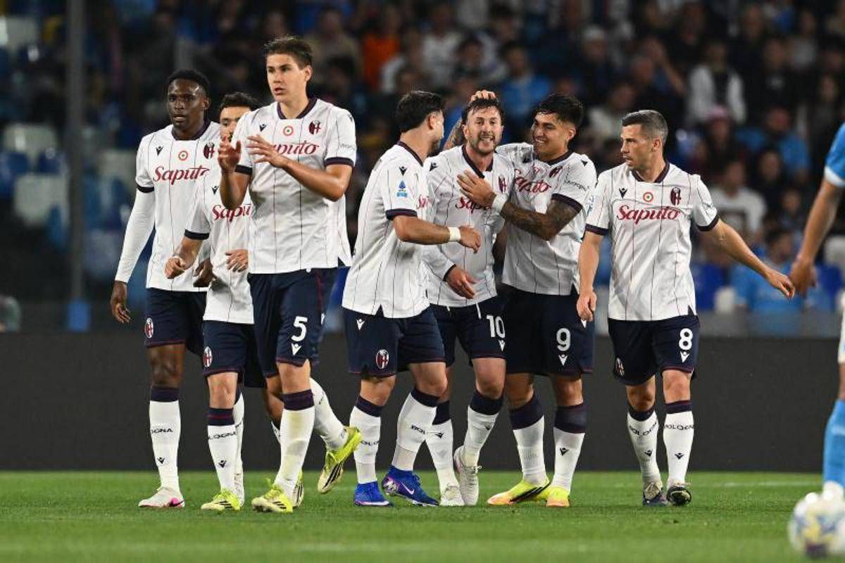 Napoli-Bologna 0-2, Orsolini raddoppia su rigore (con Var) e gli azzurri protestano: cos'è successo - 