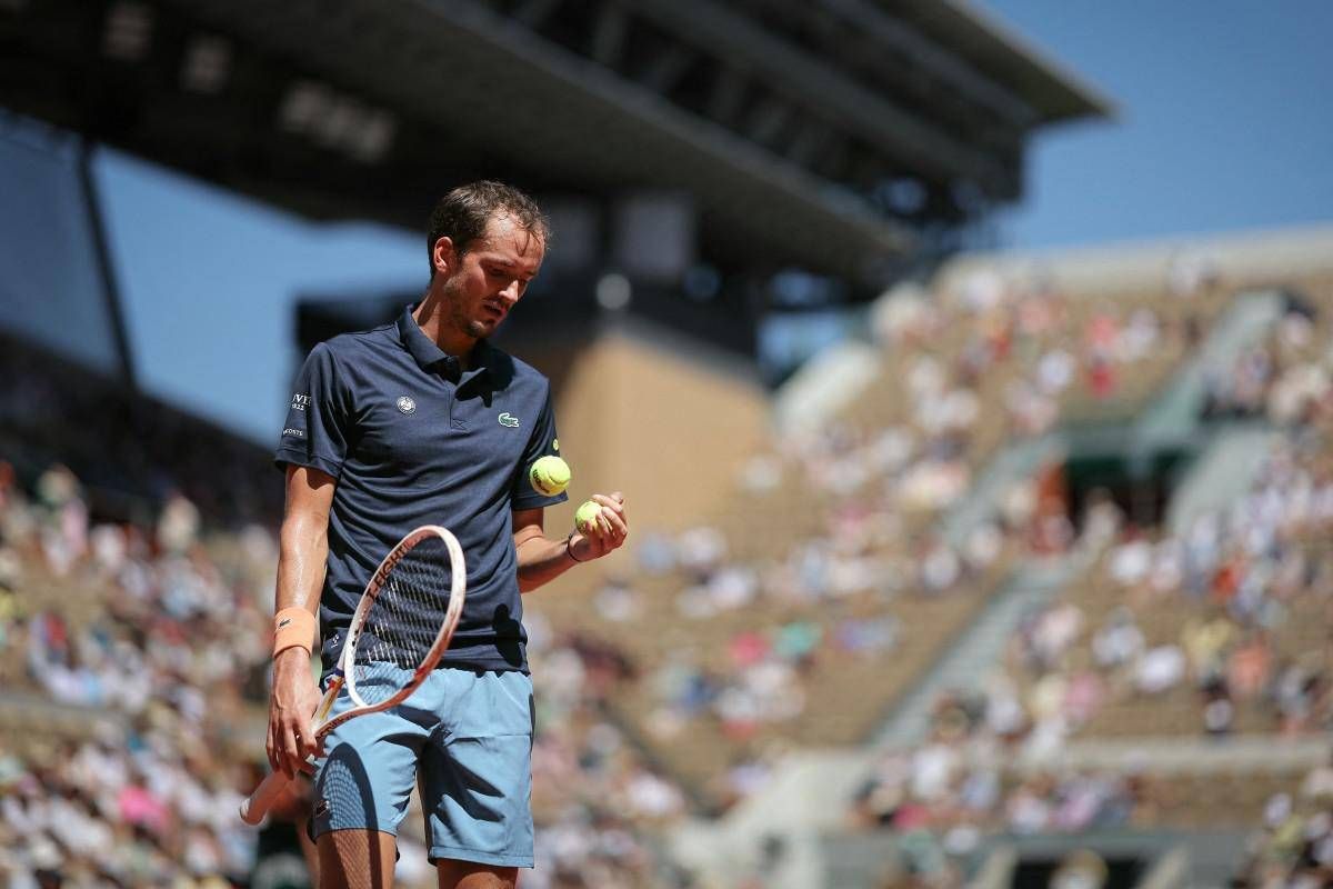 Roland Garros, Medvedev soffre il caldo e litiga con la moglie: "Comportati bene" - 