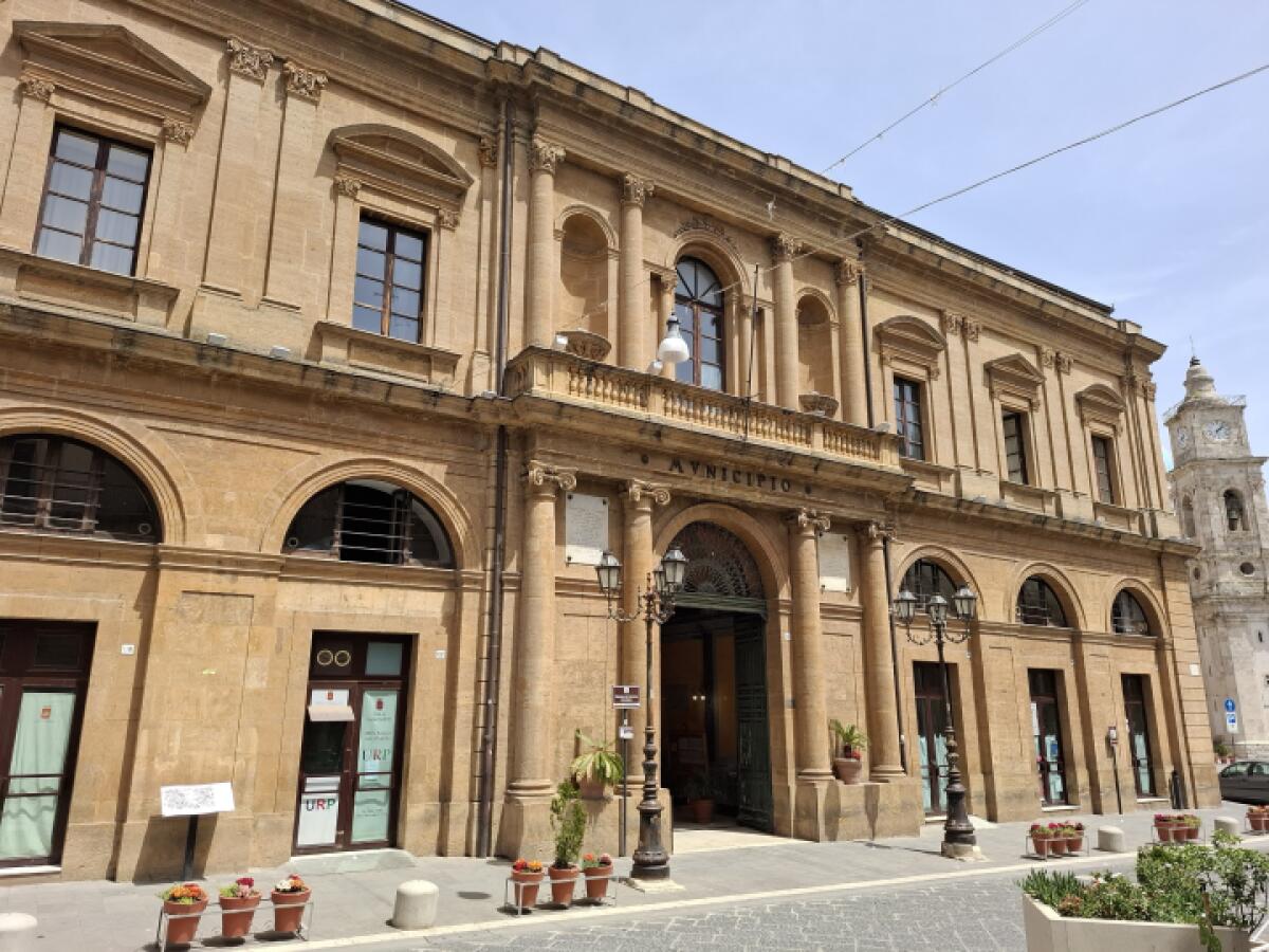Il Comune di Caltanissetta illumina il Palazzo Municipale di arancione per un’importante iniziativa simbolica - 