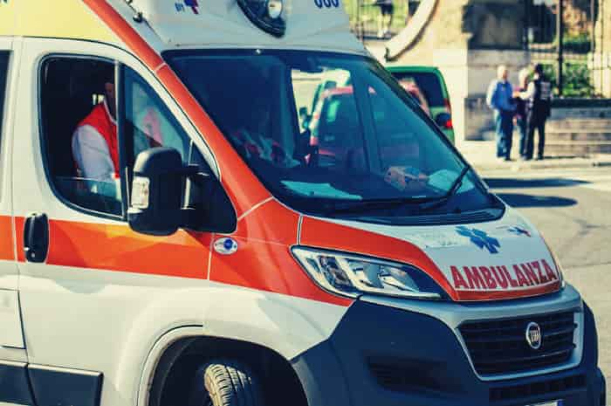 🔴ULTIM'ORA🔴 Acireale, auto si ribalta in piazza Garibaldi dopo scontro tra due vetture - 