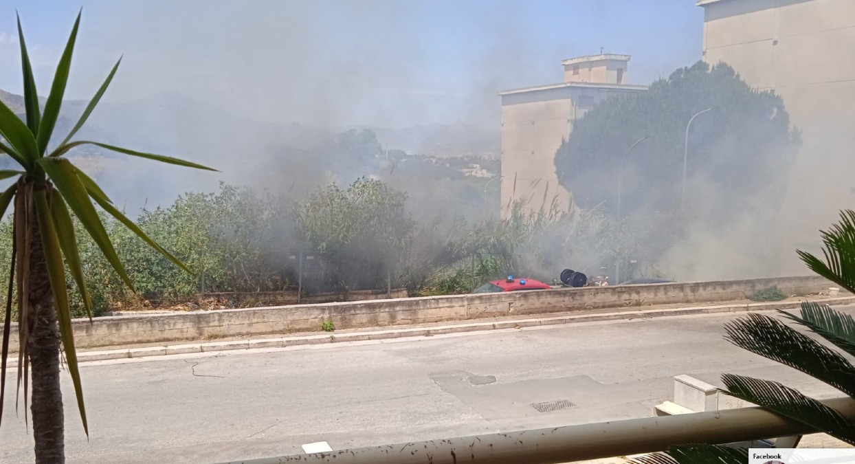 Incendio in corso a Contrada Monaco (Bagheria): Vigili del Fuoco e Polizia Locale al lavoro - Credit Foto Comune di Bagheria