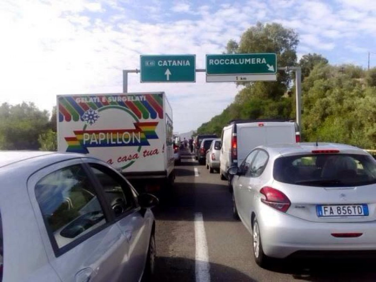 🔴INCIDENTE🔴 - Tir sfonda il guardrail sulla Messina-Catania e centra un veicolo, traffico in tilt - 