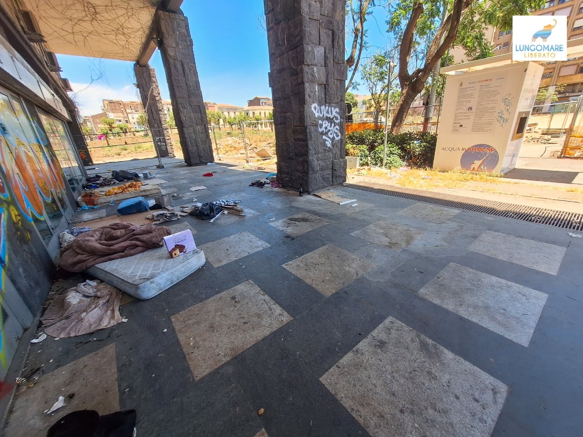 Degrado in Corso Sicilia a Catania: la denuncia social parla di rifiuti e una "casa dell'acqua" fuori servizio - Credit foto Lungomare Liberato