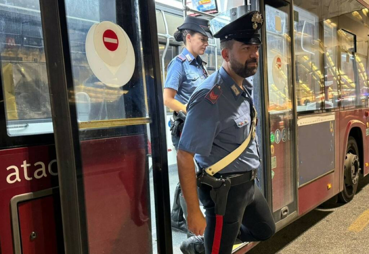 Catanese si denuda su un bus a Roma e molesta i passeggeri: denunciato a Piazza Zama - 