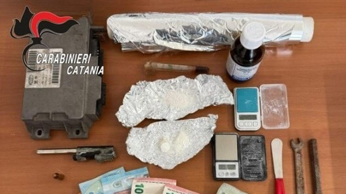 Catanese, coppia denunciata per spaccio: sequestrati crack, cocaina, parti d'arma e centralina per furti - 