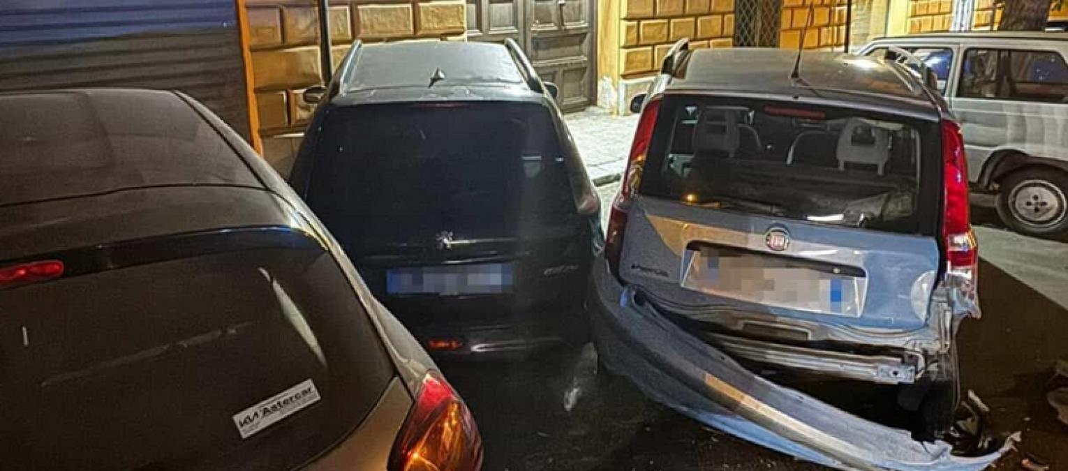 Si schianta contro tre auto in via Lincoln, fugge e poi si costituisce: 49enne multato e perde 4 punti - 