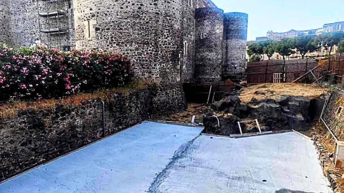 Legambiente: gettata di cemento nel fossato del Castello Ursino, richiesta la rimozione - Foto: Facebook -> Inciviltà a Catania 