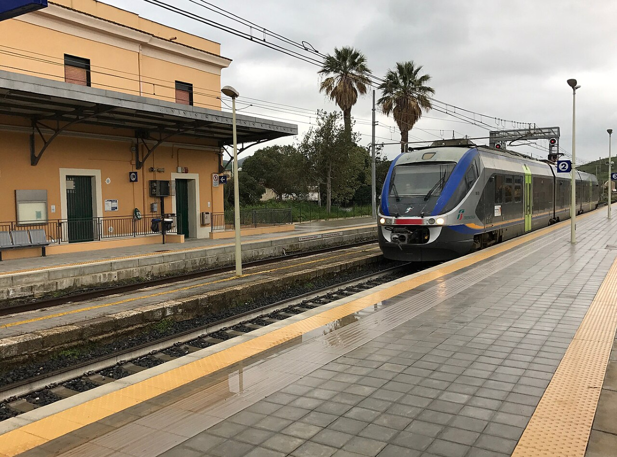 Incendio blocca la linea Catania‑Palermo: circolazione sospesa tra Roccapalumba e Montemaggiore - 