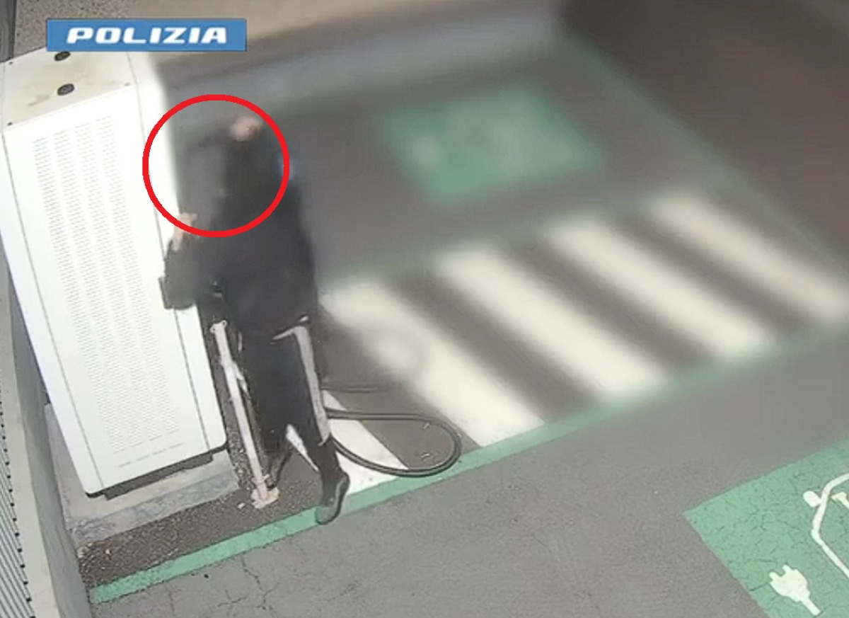 Due arresti a Catania per il furto di cavi alle colonnine di ricarica - 
